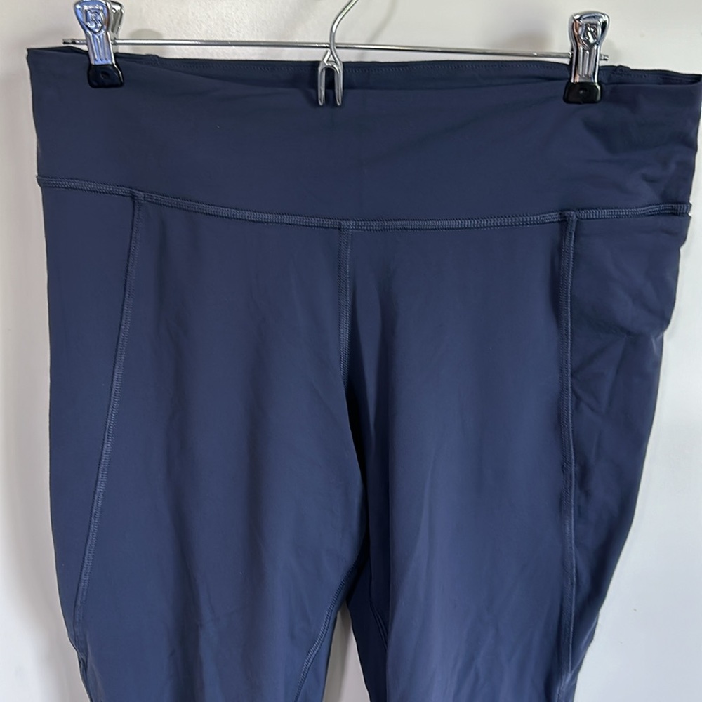 LIKE NEW REEBOK CAPRI LEGGING large